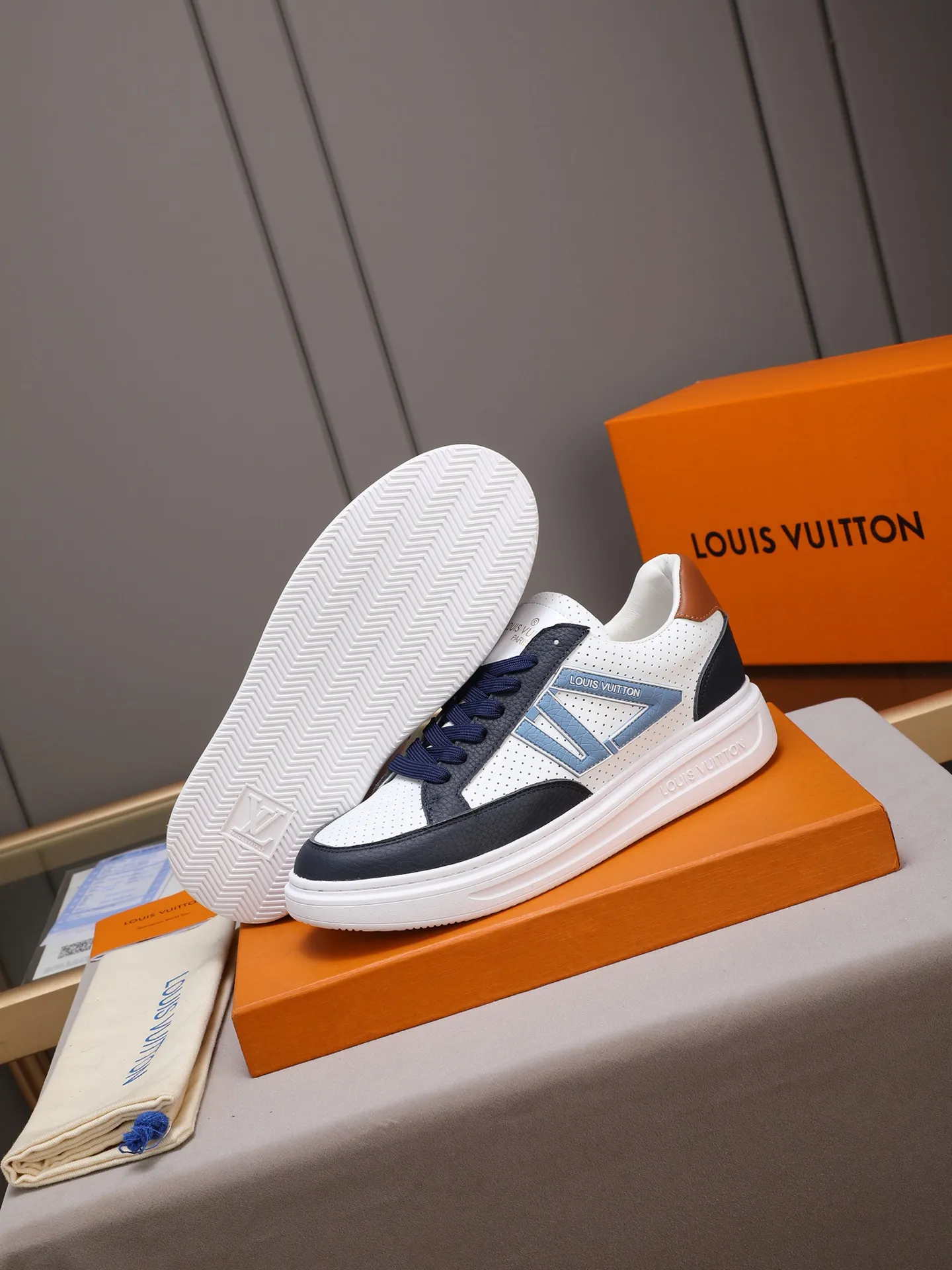PP420 main model 👍👍👍2025 new LOUIS VUITTON [Luden Yiwei]——LV upper [Lv]🇮🇹Imported first-layer cowhide embossed🇩🇪Inside imported sheepskin lining ➕Non-slip and wear-resistant outsole. Every man's identity is reflected in his elegant and stable upper shoes🚶🏻🚶🏻📯 No matter the wind or rain, the shoe last remains unchanged and can stand the test of time🔍️. ——Code number: 38-44 (45 can be customized)